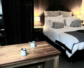 The Old Barn Annexe, cosy stay, close drive to city, beach, South Downs & Goodwood